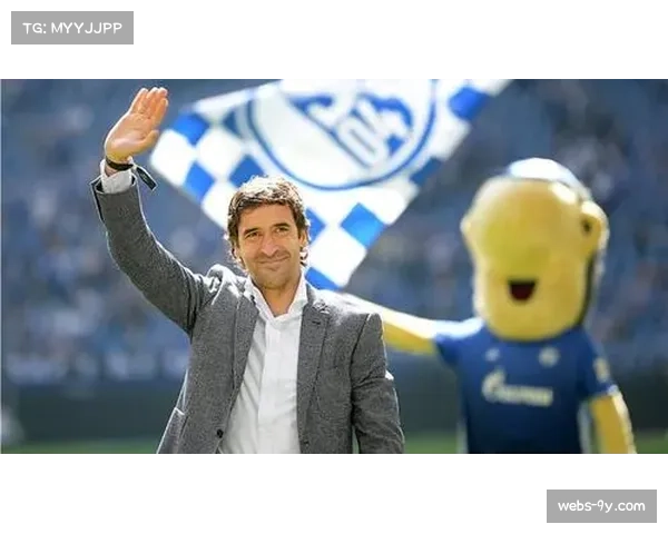 告别时刻：沙尔克04老将赛后绕场致谢，球迷泪洒傲赴沙尔克球场